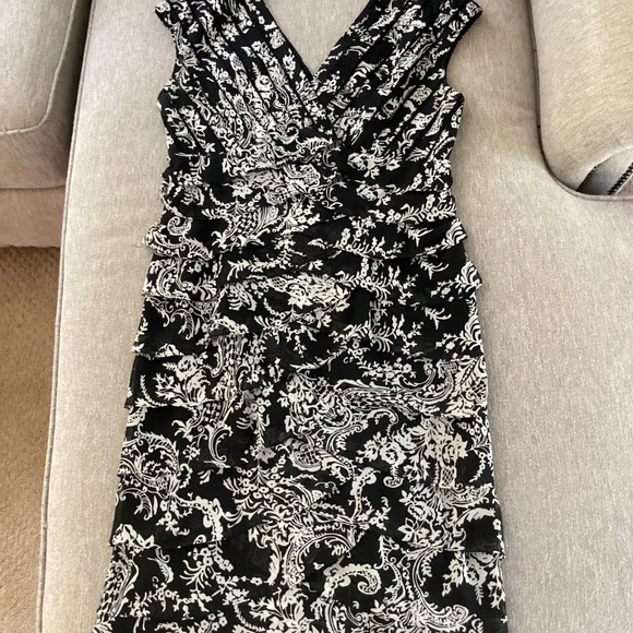 ADRIANNA PAPELL BLACK WHITE FLORAL DESIGN DRESS Size 10 - Picture 2 of 16